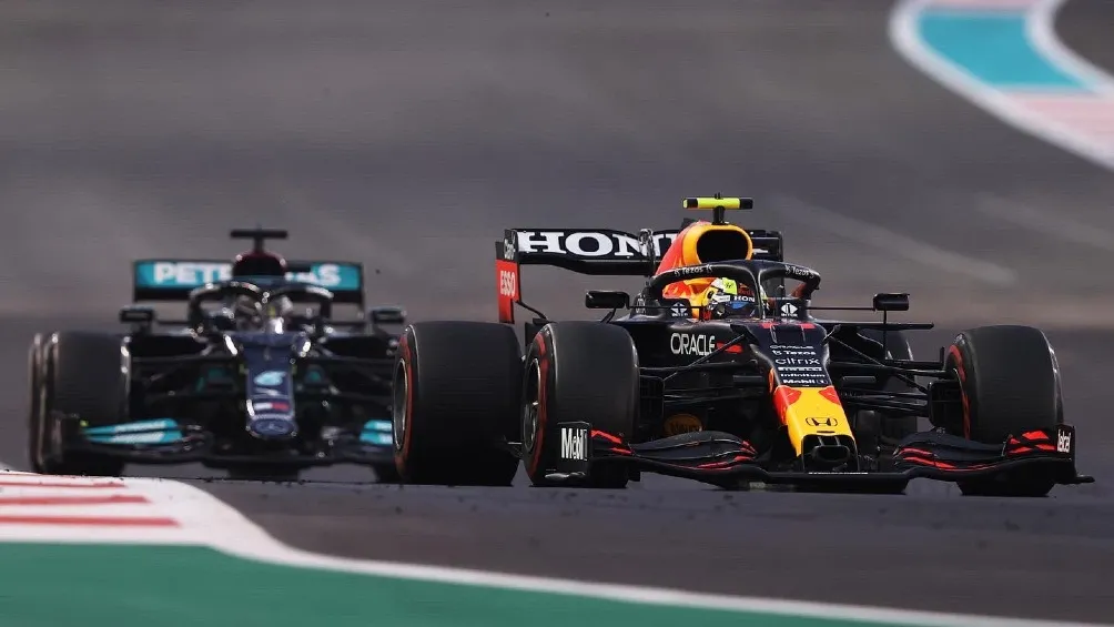 TWITTER | @SCHECOPEREZ Checo Pérez defendiéndose de Lewis Hamilton en el GP de Abu Dabi