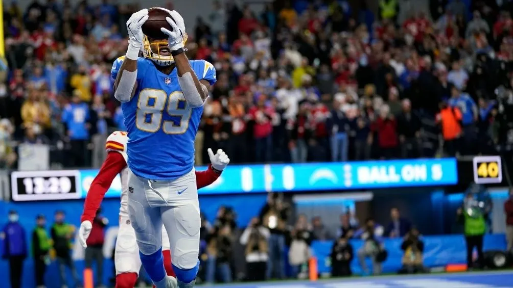 AP Parham recibe el balón previo al golpe