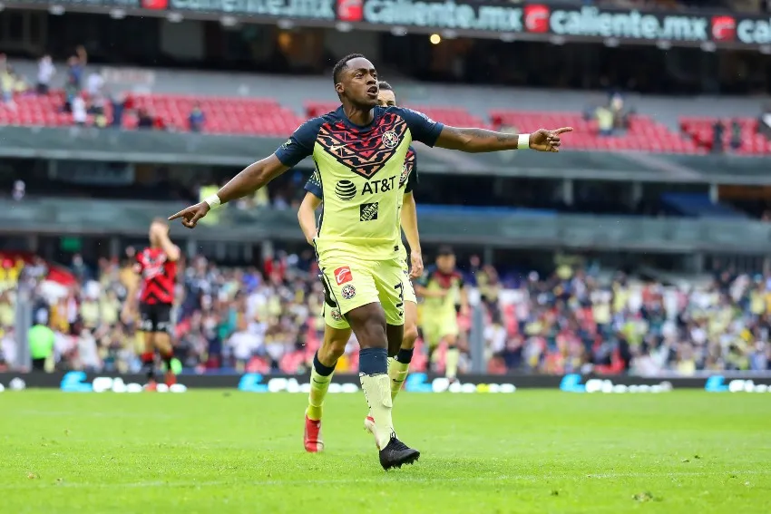 Renato Ibarra en un partido de las Águilas del América