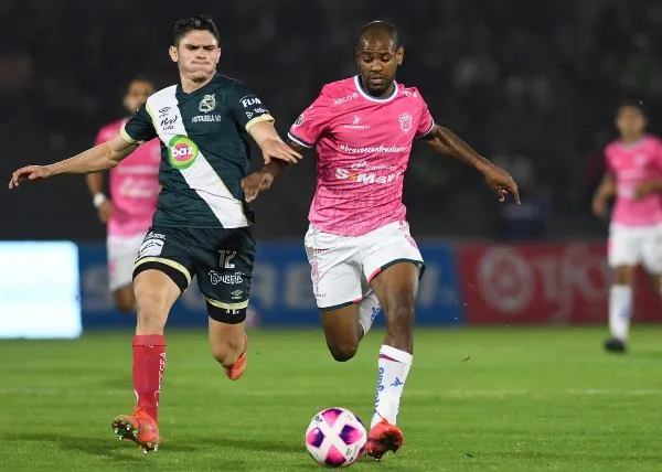 Israel Reyes en acción con La Franja