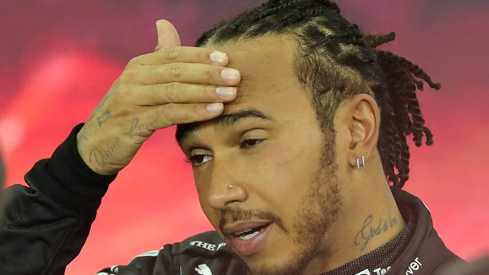 AP Lewis Hamilton lamentándose tras haber perdido ante Verstappen