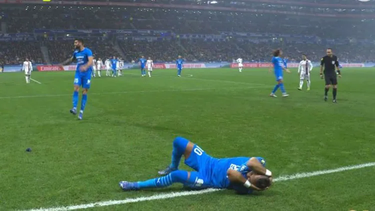 Payet tras recibir el botellazo