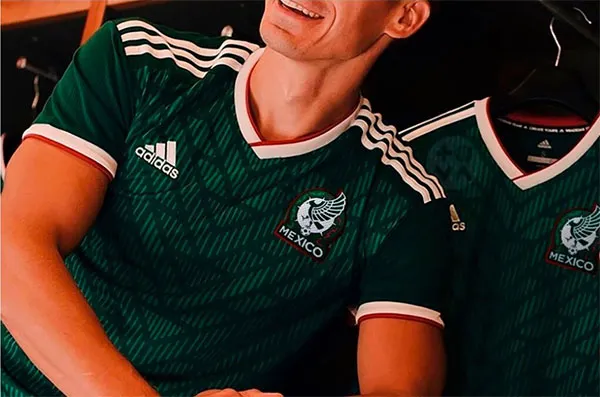 A la playera se le sobrepuso el escudo nuevo del Tri