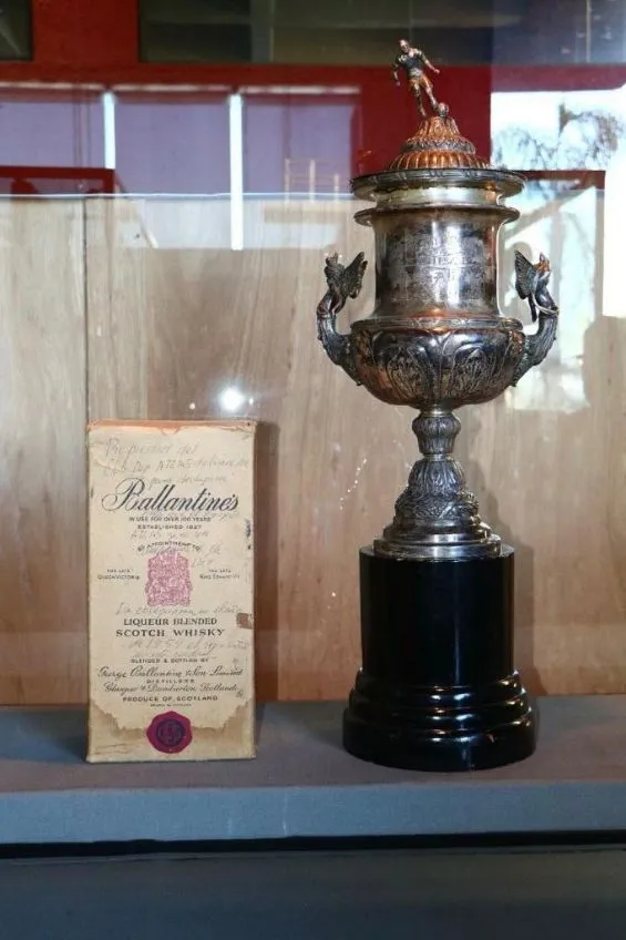 TWITTER @medranoazteca Primera botella de whisky junto al campeonato del 54