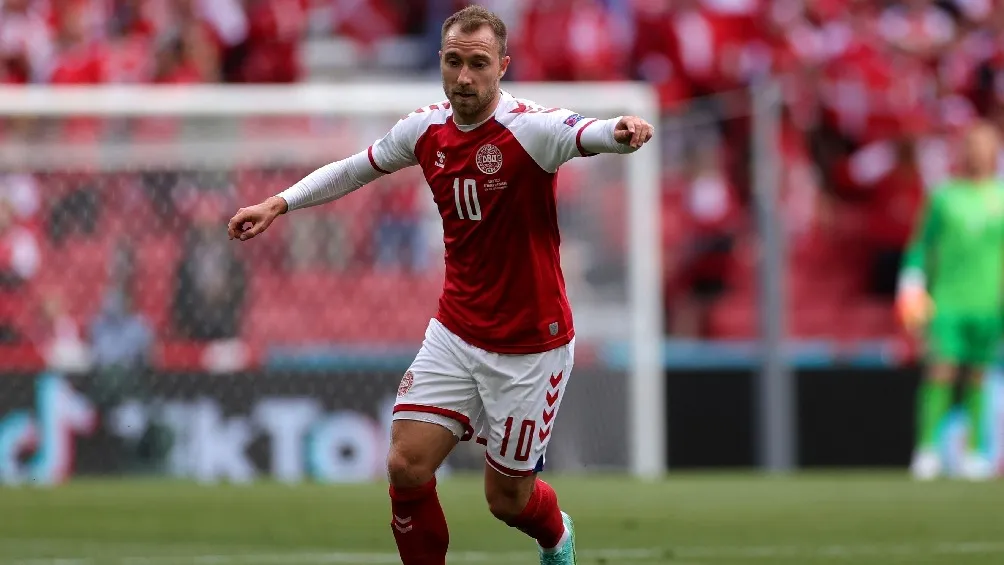 Christian Eriksen jugando partido con su selección de Dinamarca