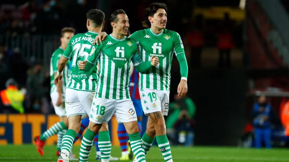 Andrés Guardado y Betis festejando gol ante el Barcelona en LaLiga