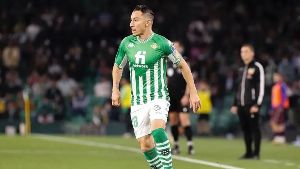 Andrés Guardado jugando partido con Betis en LaLiga