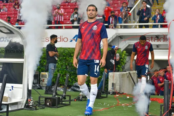 Antonio Briseño entra a la cancha con Chivas