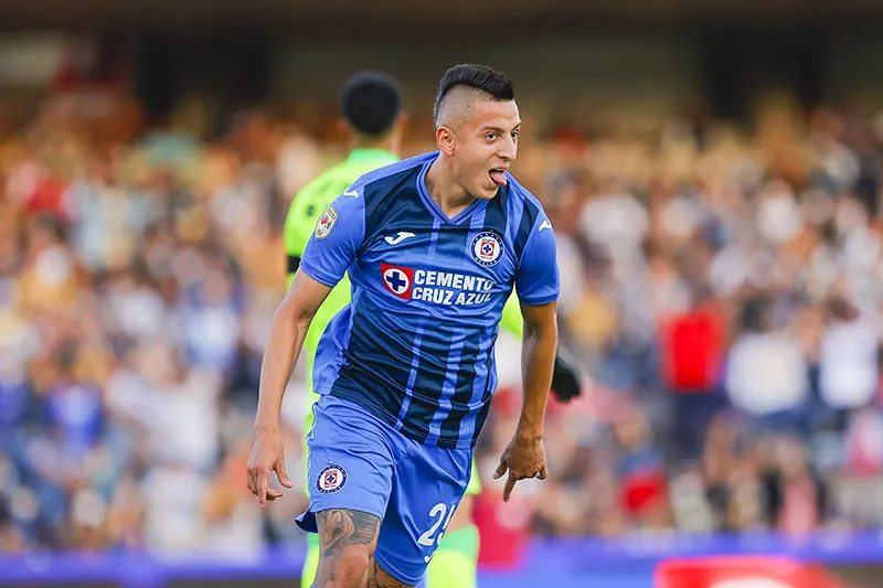 Alvarado festeja un gol con el Cruz Azul
