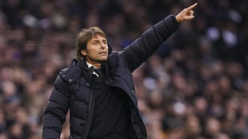 Antonio Conte dando indicaciones en un partido