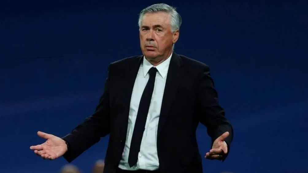 Ancelotti observando un partido