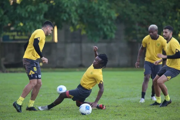 TWITTER @rcdespana Jugadores del Real España se preparan para la Final