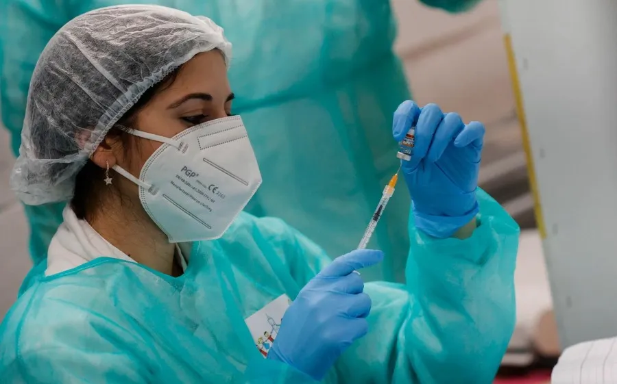 Enfermera prepara vacuna contra covid