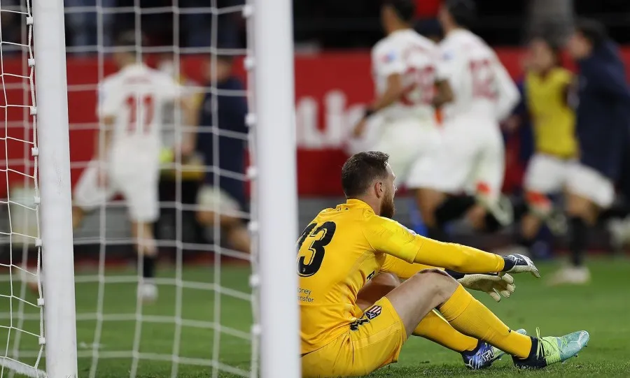 Jan Oblak en el césped tras la anotación de Ocampos