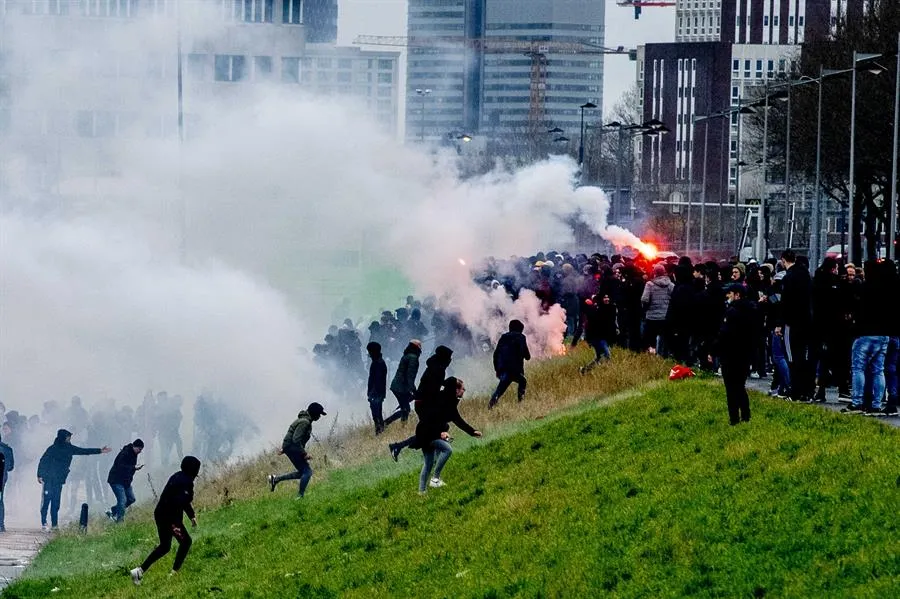 EFE Disturbios en las afueras del estadio del Feyenoord