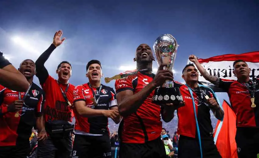 Quiñones celebrando el título con La Academia