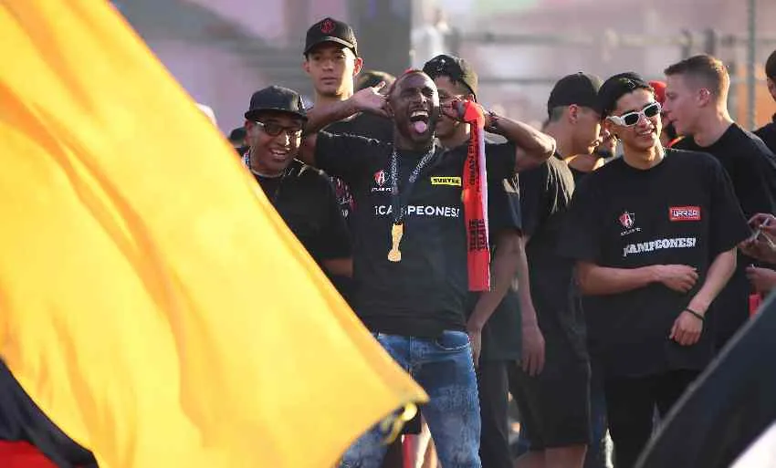Julián Quiñones en el desfile del Campeón
