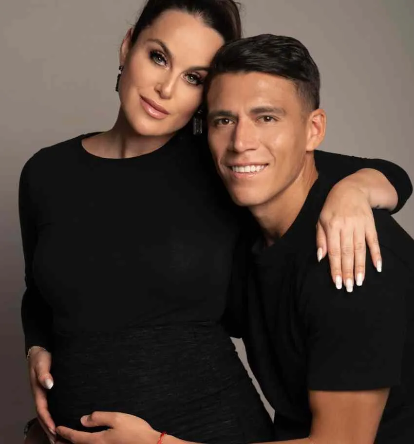 Moreno y su esposa anunciando la llegada de Bruno