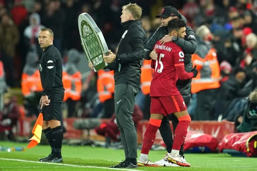 Klopp felicitando a su jugador por el partido que dio