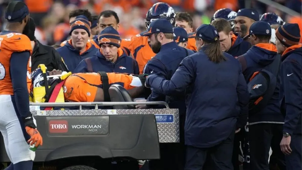 AP El QB trasladado en camilla