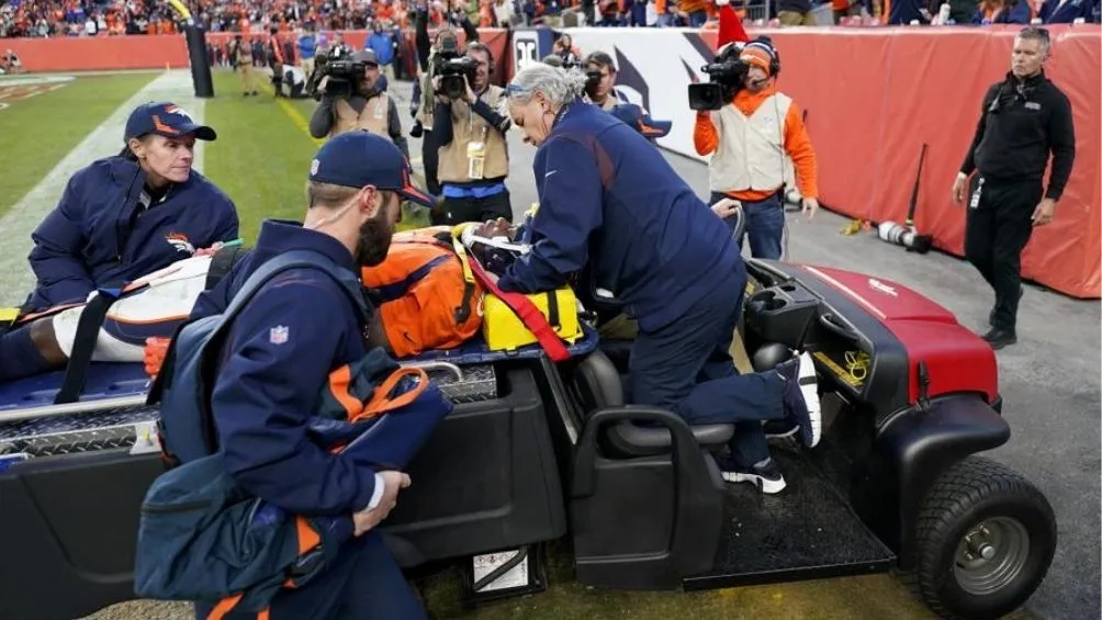 AP Bridgewater salió en ambulancia del estadio