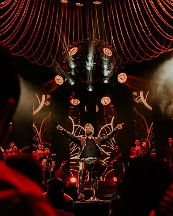 Alejandro Fernández en presentación