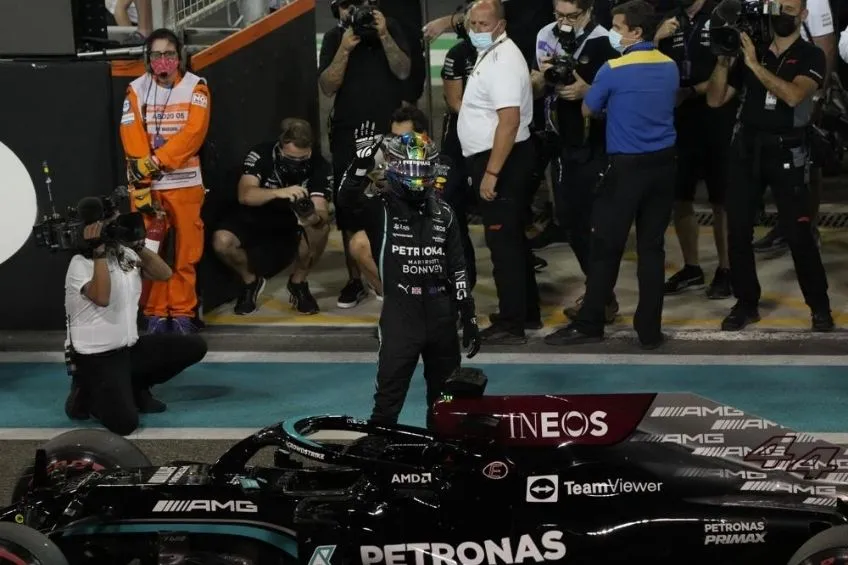 Hamilton saluda en un GP