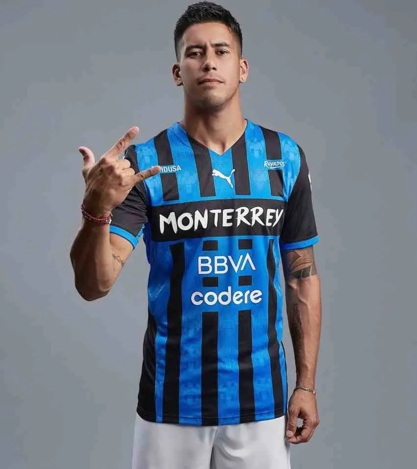 Maxi Meza portando el nuevo jersey