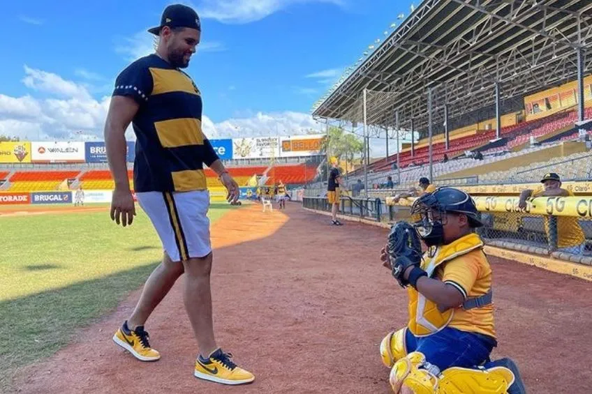 Uno de los niños con su nueva indumentaria