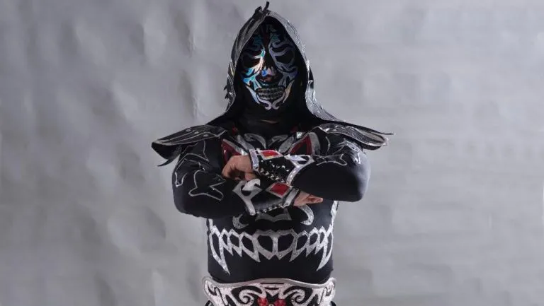 La Parka Negra posando