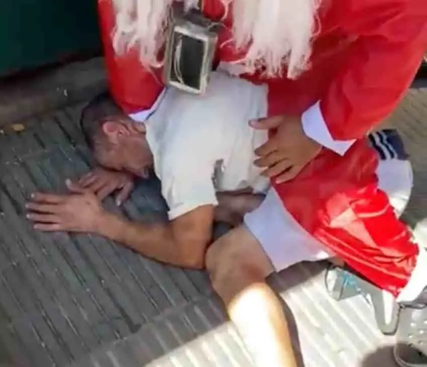 Repartidor sometió al ladrón hasta que llegó la policia