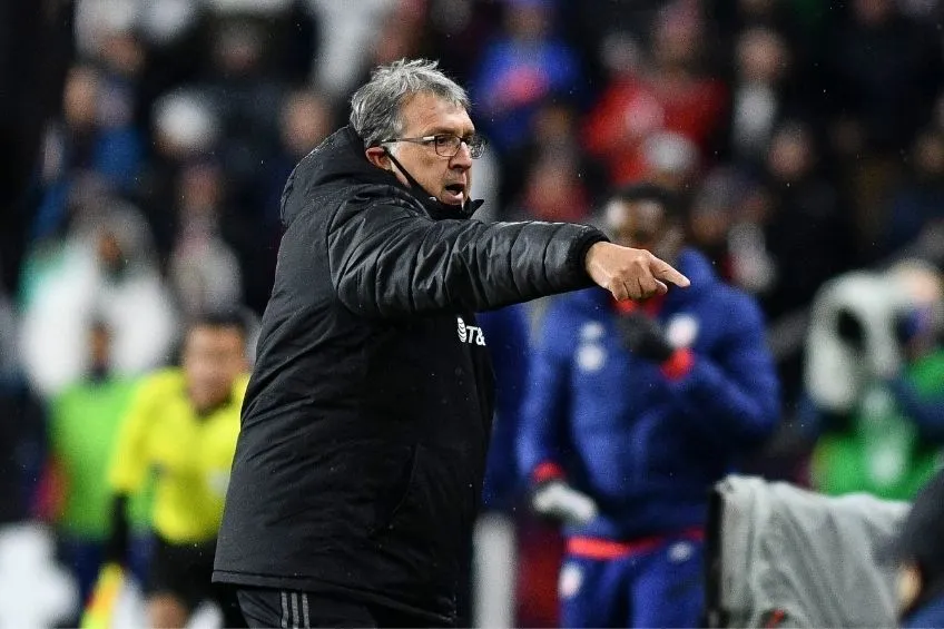 IMAGO7 Gerardo Martino dándole instrucciones a los futbolistas