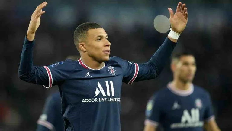 Mbappé en festejo de gol