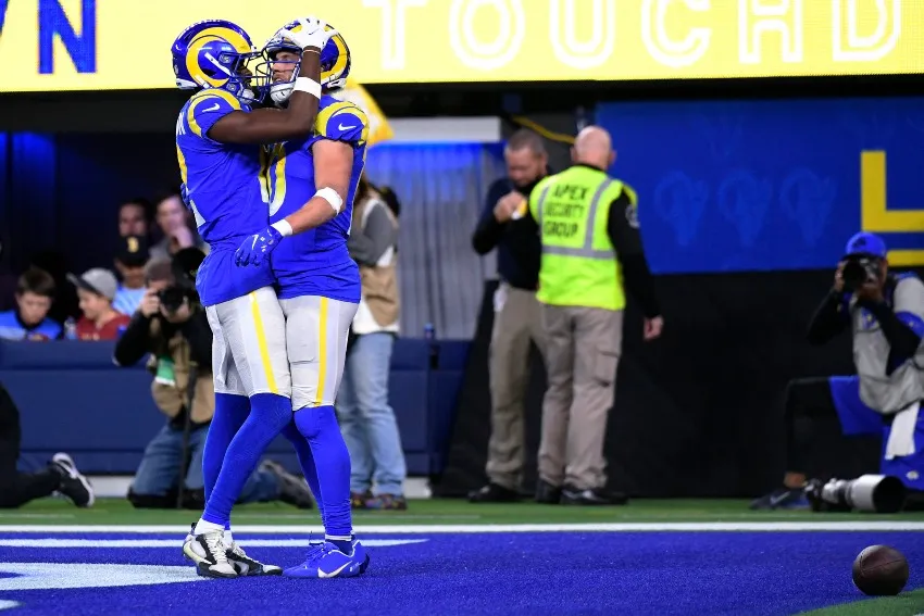 AP Cooper Kupp celebrando una anotación con sus compañeros