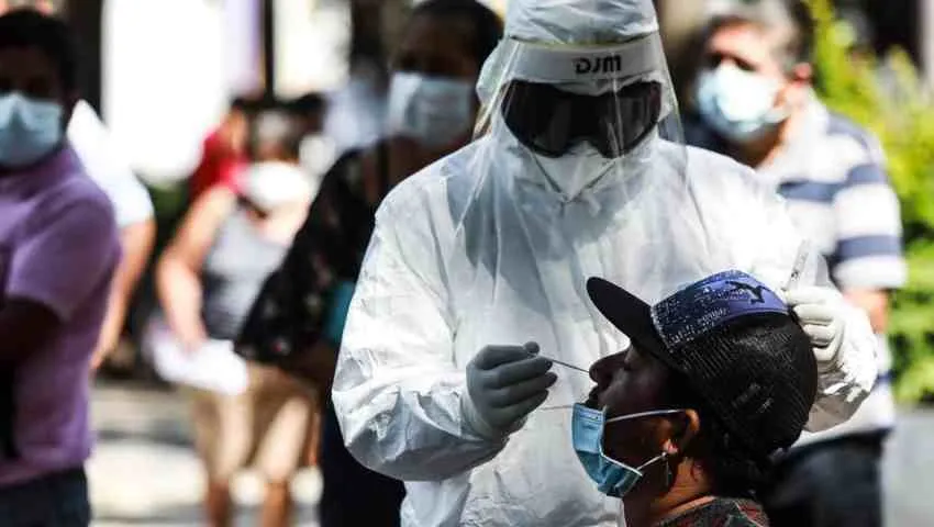 Persona se hace la prueba en CMDX