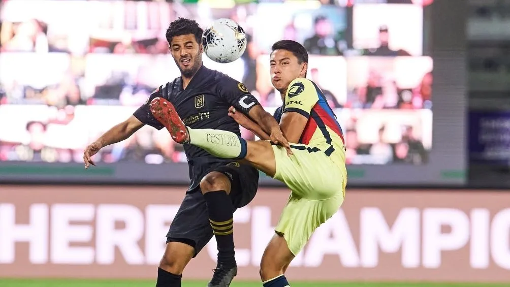 Juárez disputando un balón con Carlos Vela