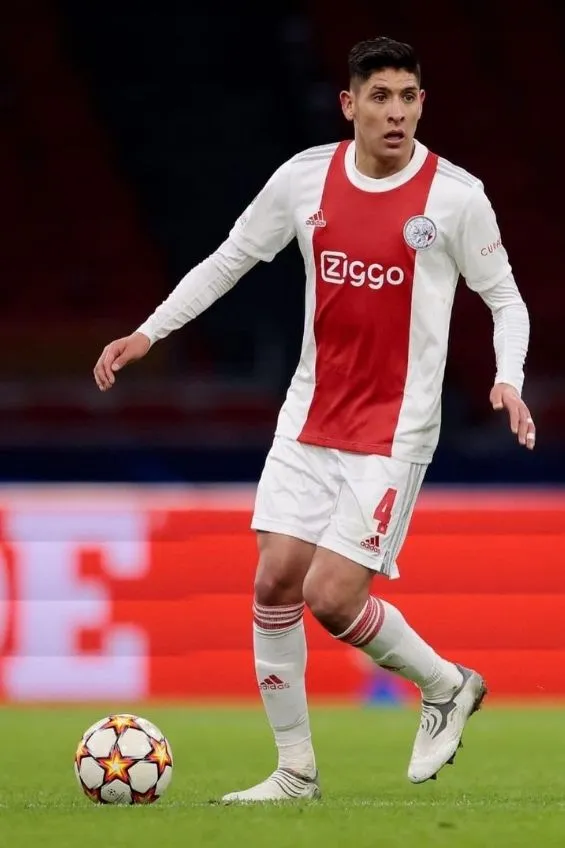 Edson Álvarez en un partido con el Ajax