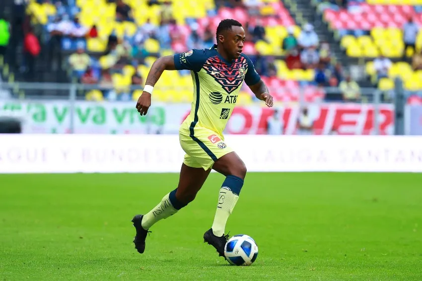 Renato Ibarra en un juego de las Águilas del América
