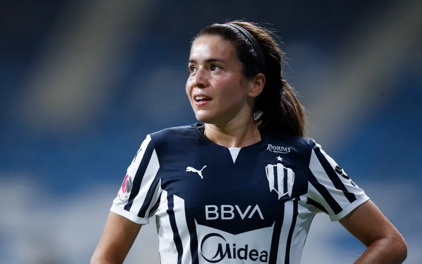 Daniela Solís en un partido de Rayadas