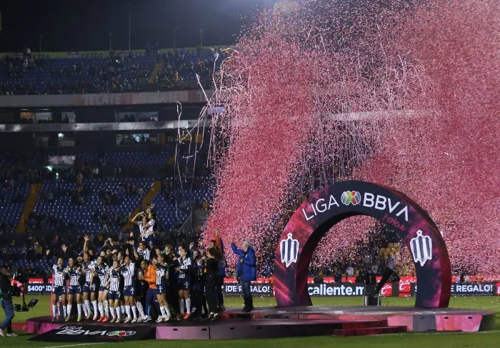 IMAGO7 Jugadoras de Rayadas en festejo del título