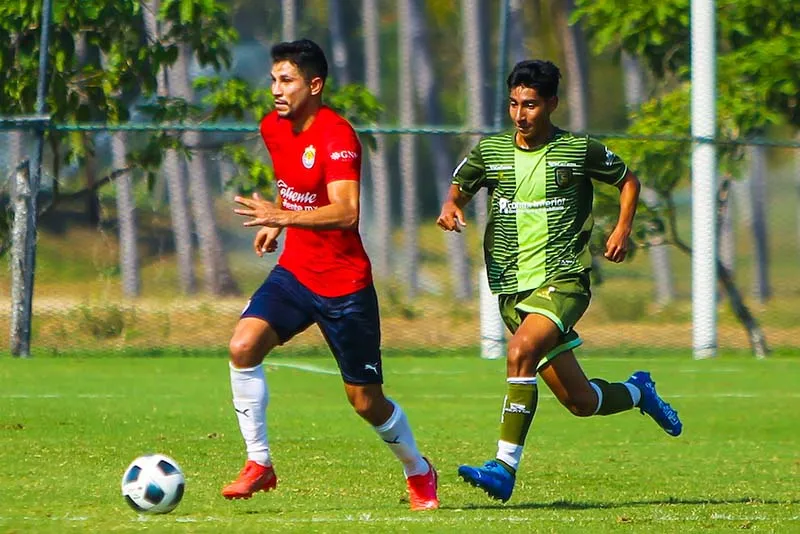 Molina durante la pretemporada de Chivas