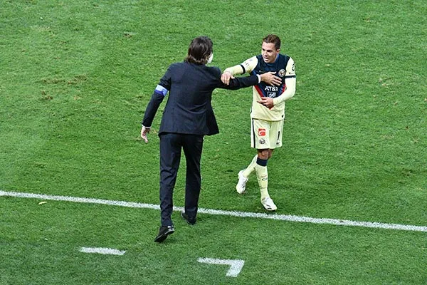 Solari y Córdova durante un partido