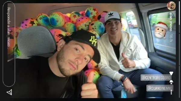 INSTAGRAM @alan_mozo Alan Mozo y Juan Dinenno rumbo al centro con los juguetes