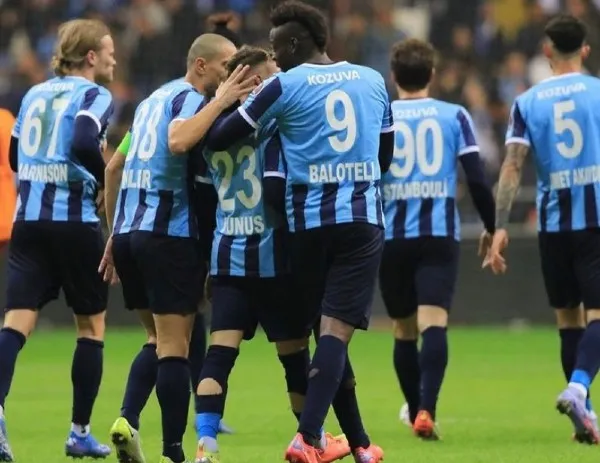 INSTAGRAM @mb459 Mario Balotelli abraza a Yunus Akgün