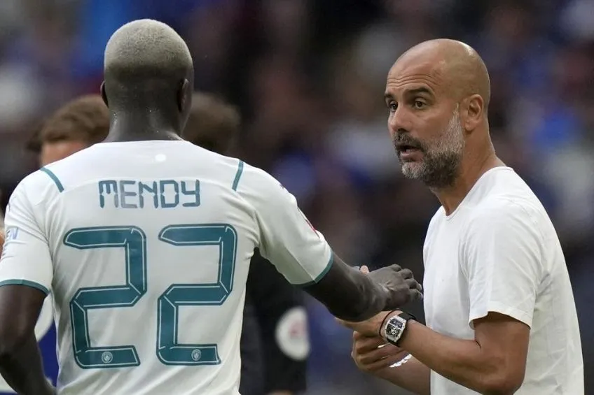 Guardiola dándole instrucciones a Mendy