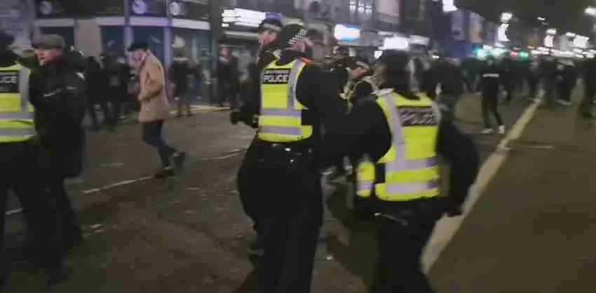 Policía interviniendo en la trifulca