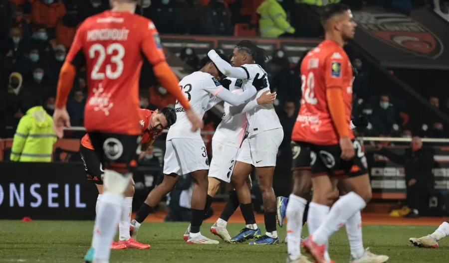 Juagdores del PSG celebran el gol de Mauro Icardi