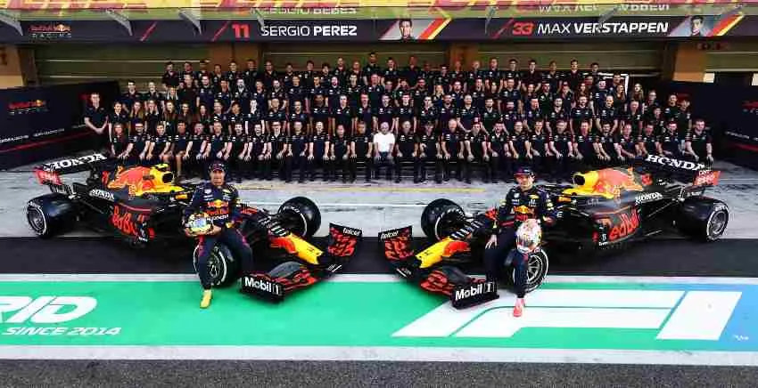 TWITTER: @SChecoPerez Max y Checo con Red Bull