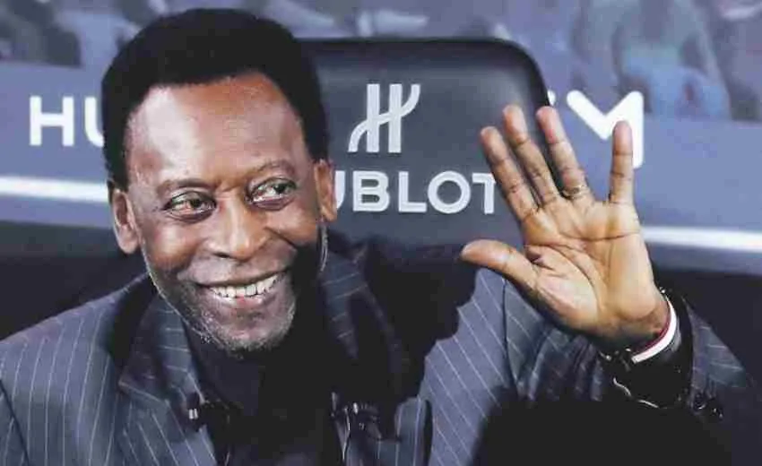 Pelé en una conferencia de prensa