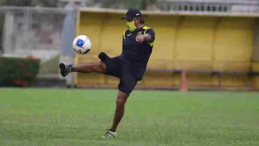 Potro dirigiendo al Real España